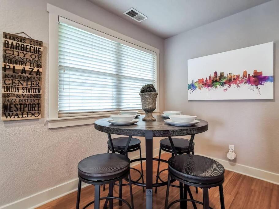 Villa Amazing Locale 2Kingbr 1Bth Kansas City Exterior foto
